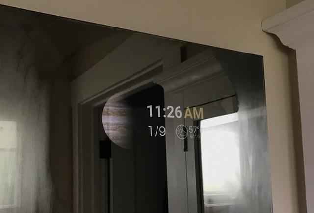 这款镜子能名正言顺的当平板用 搭载AI很好沟通