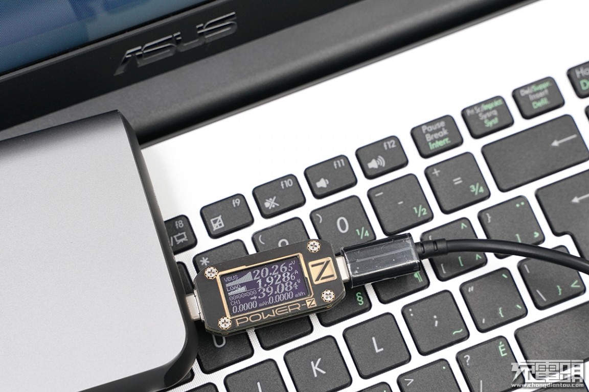 百瓦三口快充强如魔王 绿巨能100W PD笔记本移动电源评测