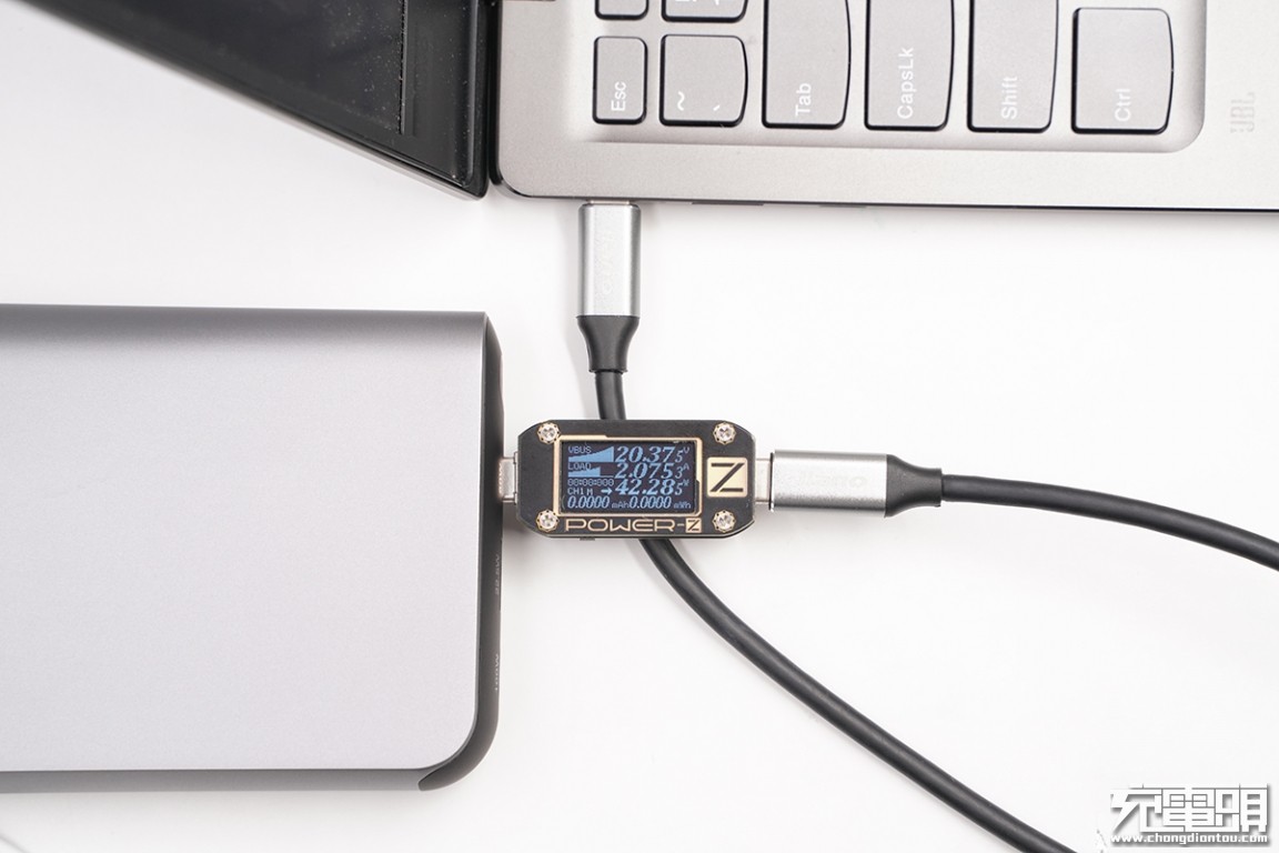 百瓦三口快充强如魔王 绿巨能100W PD笔记本移动电源评测