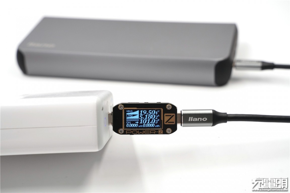 百瓦三口快充强如魔王 绿巨能100W PD笔记本移动电源评测